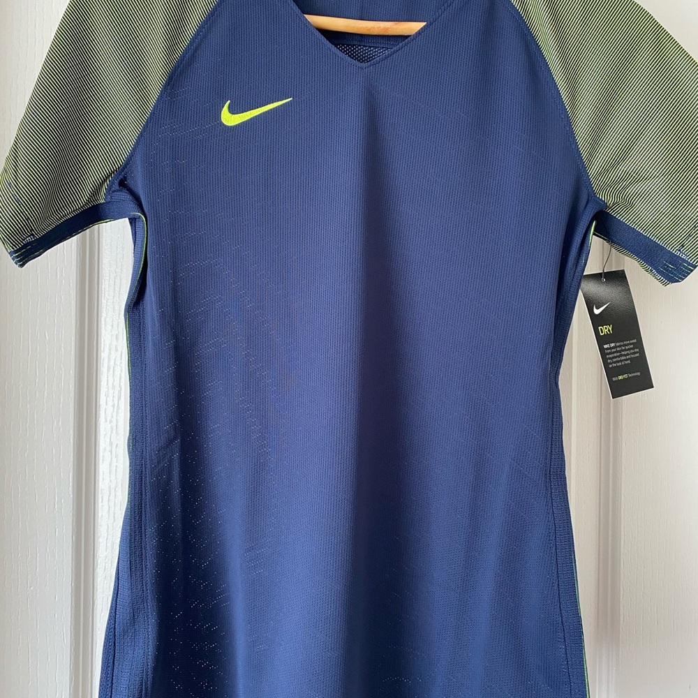 NIKE DRI FIT TEE SHIRT SMALL